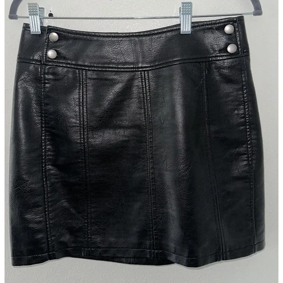 Free People Mini Retro Body Con Black Faux Leather Skirt Size 6 Vegan Leather - Picture 2 of 9